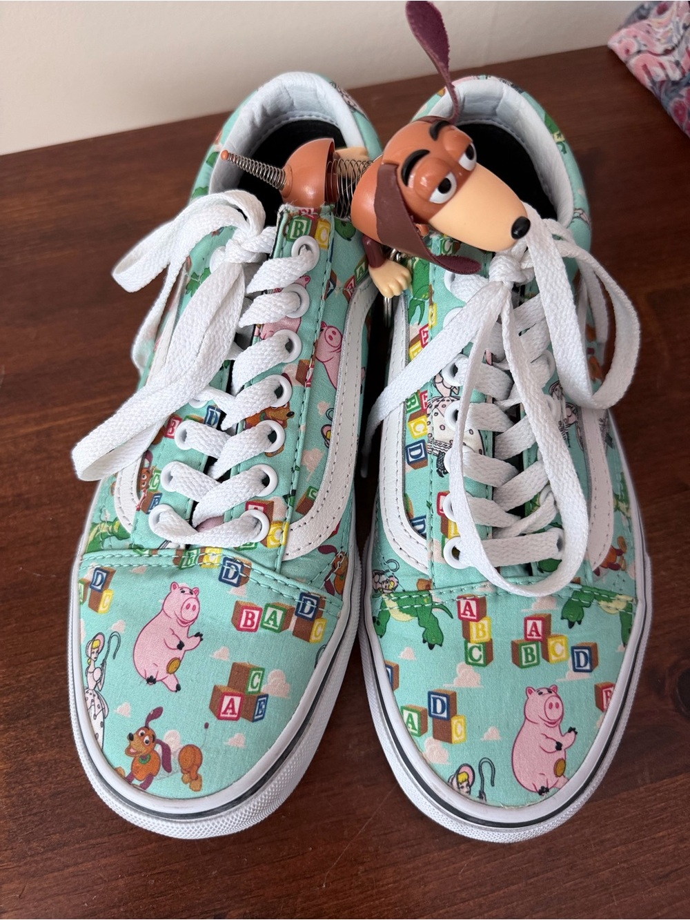 Vans x Disney Pixar Toy Story Andy Room Sneakers Size 6.5/8 Slinky Dog Keychain - Picture 5 of 12